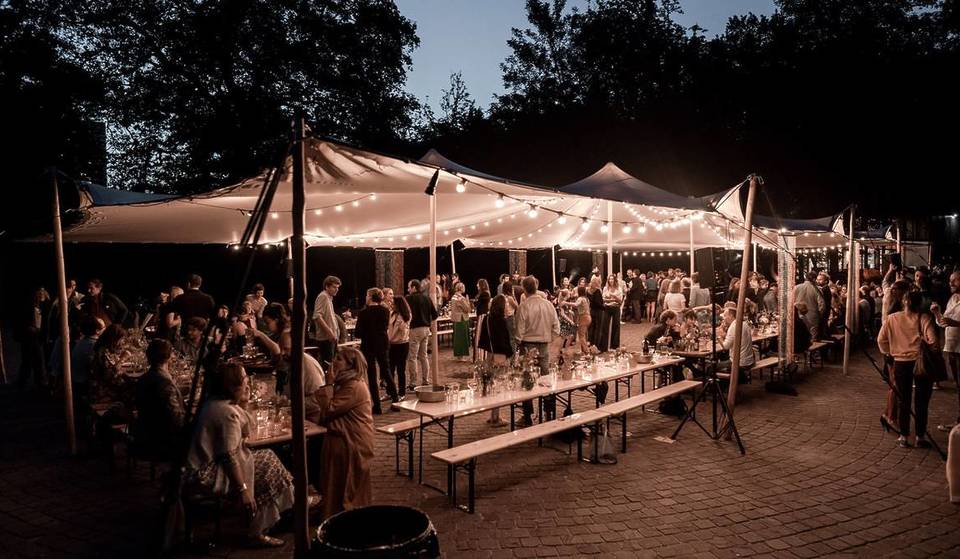 À quelques minutes du centre de Bruxelles, cette guinguette lumineuse propose un voyage gourmand et authentique – une escale ressourçante au cœur d&rsquo;un écrin de verdure classé !