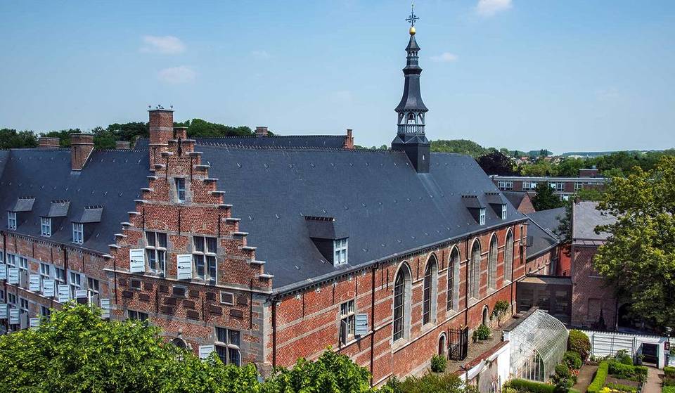 À moins d&rsquo;une heure de Bruxelles, cet hôtel-Dieu du XIIIème siècle dévoile des collections médicales fascinantes – une escale intemporelle entre passé médiéval et jardins secrets