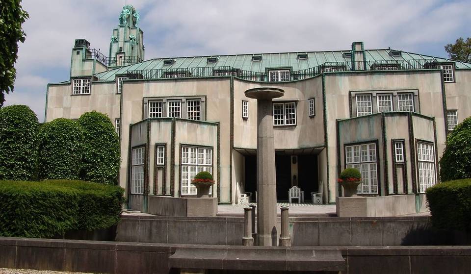 Au cœur de Bruxelles, ce monument privé du début du XXème siècle s&rsquo;impose comme le précurseur du modernisme – un chef-d&rsquo;œuvre géométrique absolu et intact, classé à l&rsquo;UNESCO