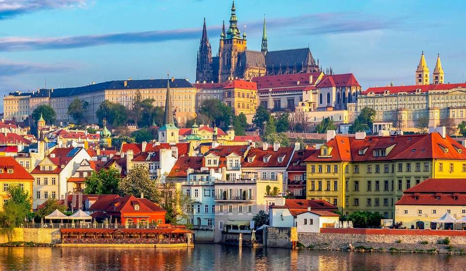 No early morning flight or long car ride: this night train departs from Brussels-Midi on Friday evening and wakes you up in Prague on Saturday morning, with breakfast served in your cabin!