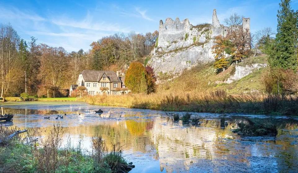 À 1h30 de Bruxelles, cette forteresse d&rsquo;origine préhistorique dévoile des ruines perchées sur une éperon rocheux – un sanctuaire classé qui abrite un musée archéologique unique !