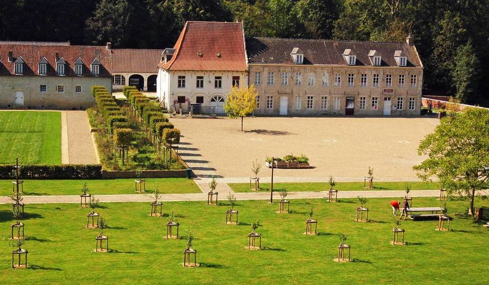 À quelques pas de Bruxelles, ce monastère fortifié du XIVème siècle s&rsquo;impose comme un repaire culturel et naturel incontournable – une escapade multisensorielle, entre étangs sauvages et saveurs locales