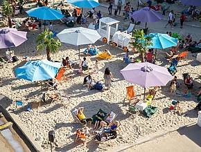 Just 45 minutes from Brussels, this huge, free urban beach is making a comeback in 2026 with fine sand, lounge chairs, and concerts all summer long