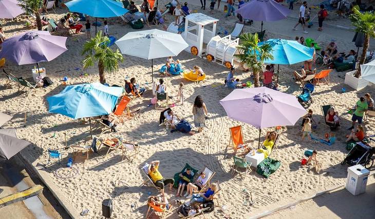 Just 45 minutes from Brussels, this huge, free urban beach is making a comeback in 2026 with fine sand, lounge chairs, and concerts all summer long