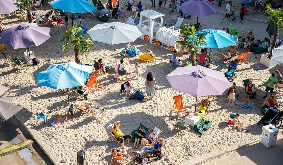 Just 45 minutes from Brussels, this huge, free urban beach is making a comeback in 2026 with fine sand, lounge chairs, and concerts all summer long