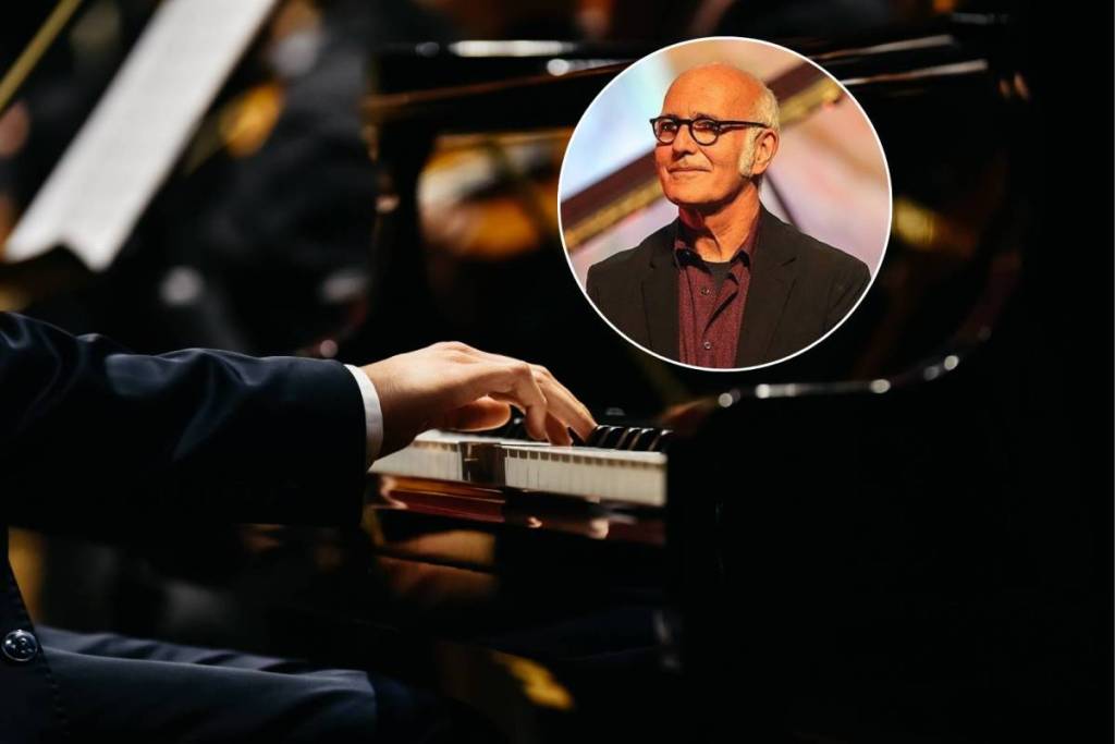 Montage photo d'un piano et de Ludovico Einaudi