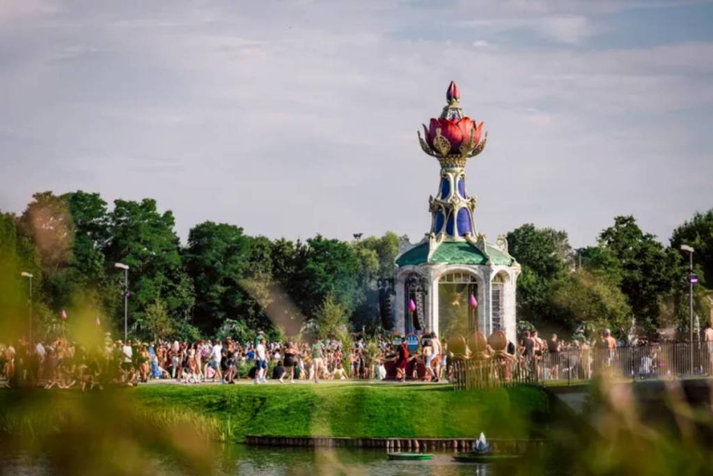 Calvin Harris, David Guetta, Martin Garrix, Armin van Buuren, Amelie Lens, Ben Klock… 500 artistes répartis sur 16 scènes pour l&rsquo;édition anniversaire XXL de Tomorrowland 2026