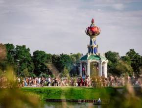 Calvin Harris, David Guetta, Martin Garrix, Armin van Buuren, Amelie Lens, Ben Klock… 500 artistes répartis sur 16 scènes pour l&rsquo;édition anniversaire XXL de Tomorrowland 2026