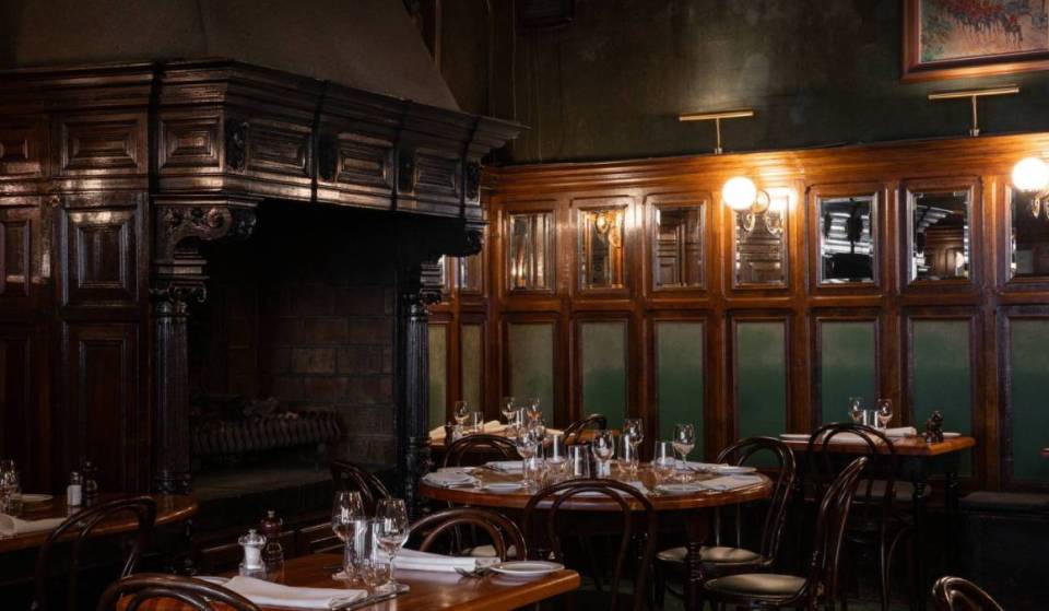 Forget pop-up restaurants: Right in the heart of Brussels, this former post office, nestled behind elegant wood paneling, stands out as the ultimate haven for local gastronomy—an Art Nouveau setting, home to an authentic chef!