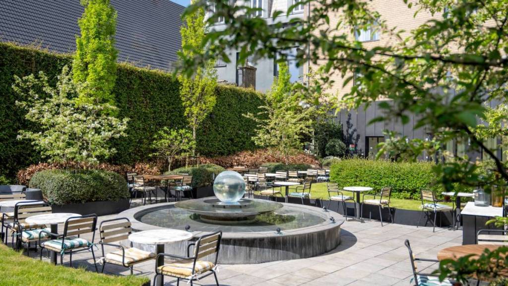 Ce jardin-terrasse caché au cœur de Bruxelles est l’adresse parfaite pour prolonger la journée autour d’un verre cet été 