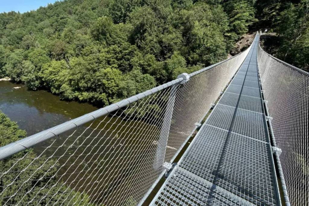 À seulement 2h15 de Bruxelles, une spectaculaire passerelle suspendue vient d’ouvrir — découvrez cette nouvelle balade vertigineuse au-dessus de la Semois