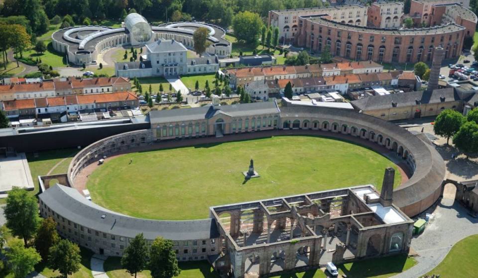 À 1h15 de Bruxelles, ce joyau néoclassique classé à l&rsquo;UNESCO abrite l&rsquo;un des plus grands pôles artistiques du pays – une ancienne mine de charbon abandonnée en 1954 puis sauvée par miracle !