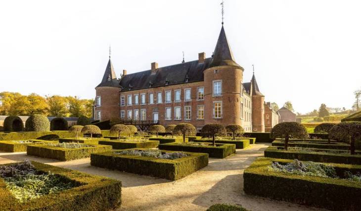 Oubliez les châteaux traditionnels : À 1h15 de Bruxelles, cette majestueuse forteresse flamande dévoile 40 hectares de jardins et un musée d&rsquo;exception – un chef-d&rsquo;œuvre local sauvé des flammes en 1971