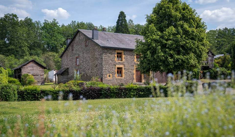 À 2h de Bruxelles, ce sublime village en schiste de Wallonie déploie une passerelle éphémère pour relier les rives de la Semois – une escapade complète entre contes mystérieux, église du XXe siècle et zone Natura 2000