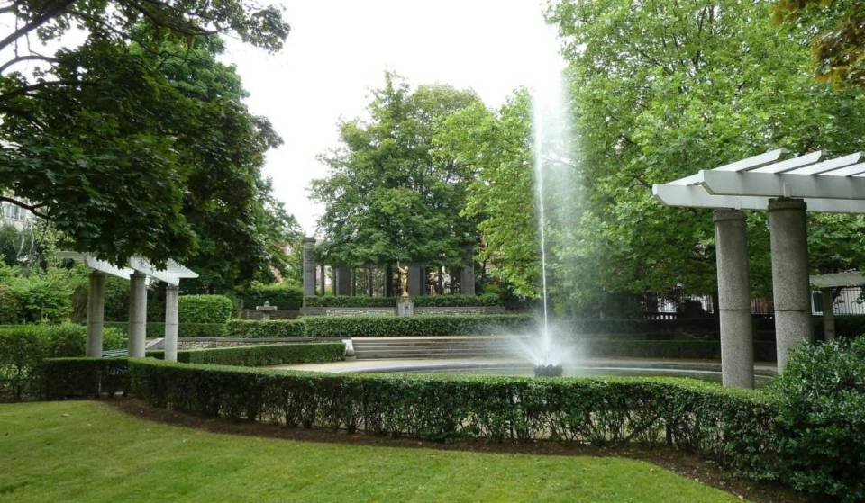 Inauguré en 1932, cet écrin végétal abrite des colonnades antiques et des arbres remarquables – un square Art Déco qui se transforme en galerie d&rsquo;art à ciel ouvert dès le mois de Septembre