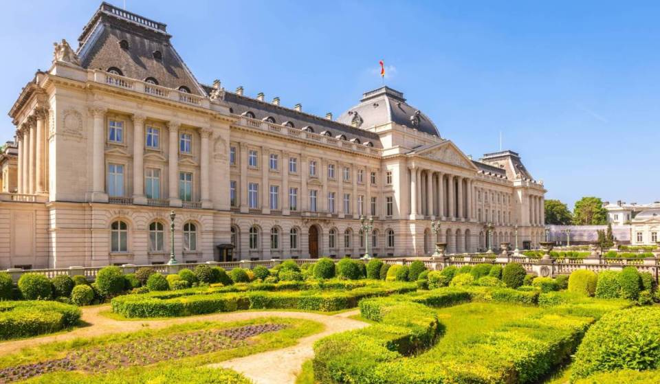 À Bruxelles, ce monument historique rouvre ses portes après trois ans de travaux – un parcours estival entre salons rénovés et expositions éphémères