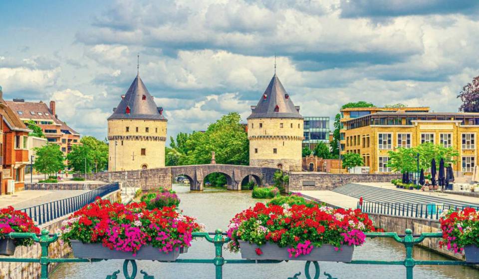 « La cité des chevaliers » : À 1 heure de Bruxelles, cette ville classée à l&rsquo;UNESCO dévoile ses terrasses estivales sur la Lys – elle abrite un béguinage de 1238 et une véritable plage urbaine !
