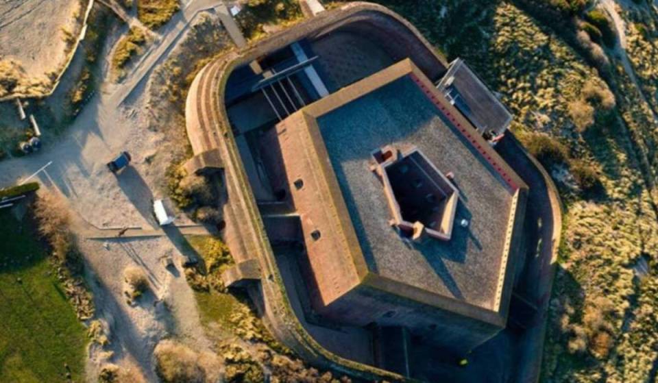 On the Belgian coast, this majestic military pentagon built by Napoleon reveals two centuries of historical secrets—a gem that overlooks a legendary city with Belle Époque facades