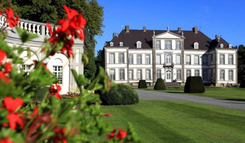 Less than an hour from Brussels, this neoclassical castle dating from 1752 reveals secret passages in the heart of its landscaped park—a former medieval structure that has preserved its sumptuous period decor