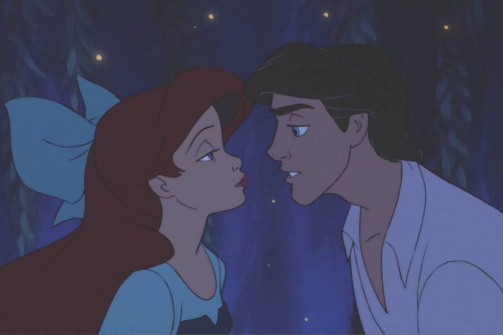 Photo d'Ariel et La Petite Sirène sur le point de s'embrasser