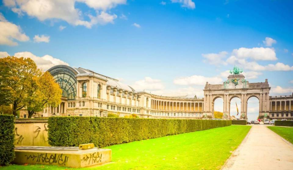 Brussels’ most beautiful movie theater reopens under the stars: four unmissable evenings of outdoor movies at the Cinquantenaire