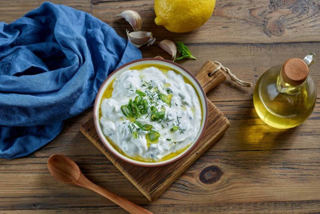 The authentic Greek tzatziki recipe: fresh, creamy, and ready in 10 minutes