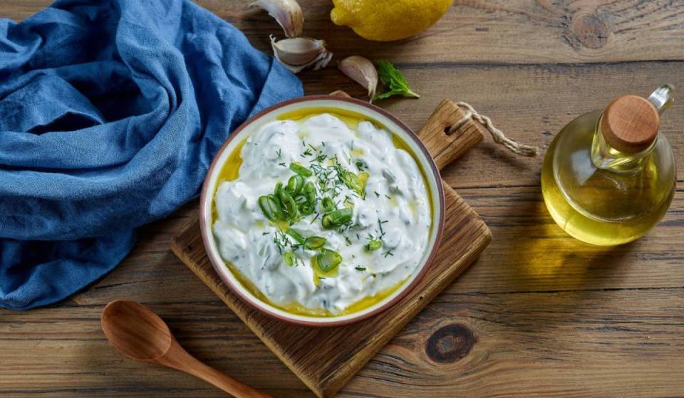 The authentic Greek tzatziki recipe: fresh, creamy, and ready in 10 minutes