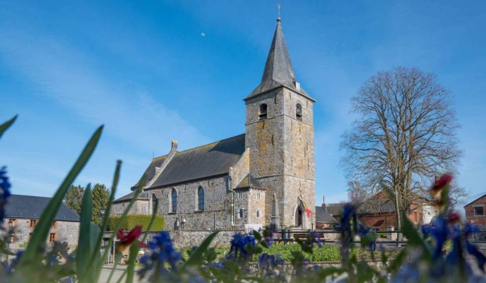 À seulement 1h15 de Bruxelles, ce pittoresque village wallon abrite une église classée du XIIe siècle à l&rsquo;architecture romane – un joyau verdoyant qui cache une distillerie d&rsquo;exception au sein d’une ferme vieille de neuf siècles