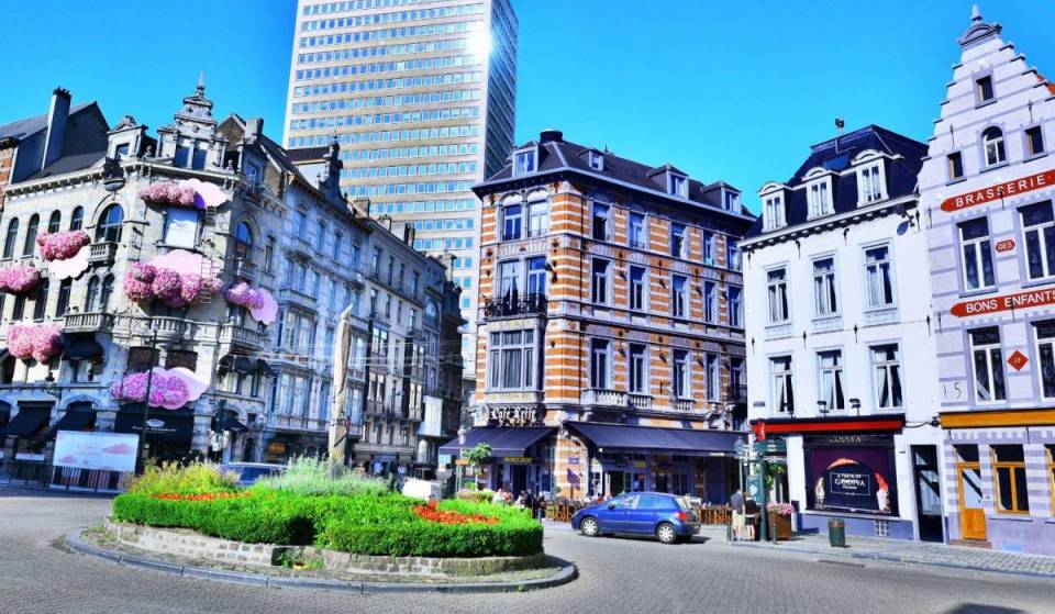 Right in the heart of Brussels, this legendary brasserie has been serving up delicious mussels and fries from its terrace since 1994—a Brussels institution you won’t want to miss!