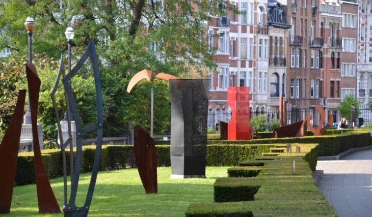 Au cœur de Bruxelles, ce majestueux parc Art Déco métamorphose ses allées en un gigantesque musée à ciel ouvert – un parcours végétal gratuit jalonné d’œuvres d’art monumentales