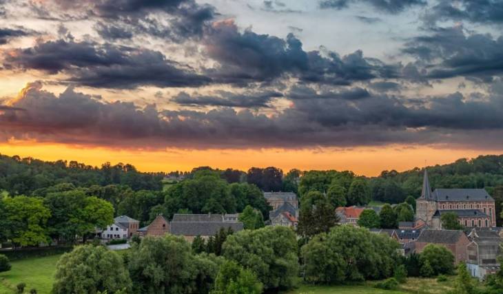 À 1h30 de Bruxelles, ce paisible village wallon caché au cœur du Pays de Herve est un rescapé du séisme de 1692 – il abrite de majestueux châteaux et un insolite séchoir à chardons