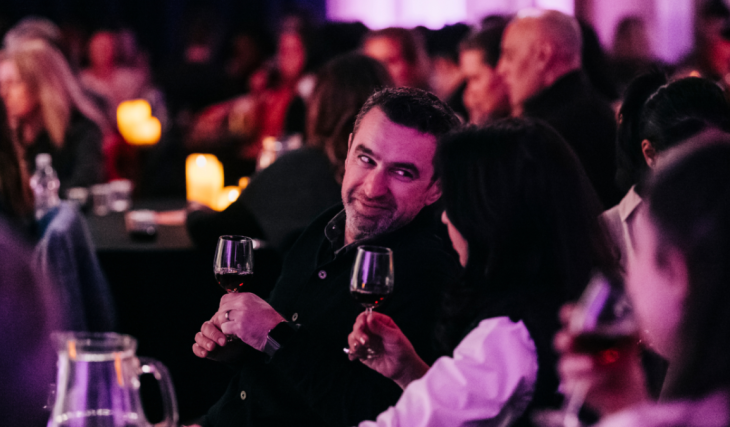 Un stand-up décapant pour bousculer les clichés œnologiques : An Idiot’s Guide to Wine promet une soirée de comédie décomplexée à Bruxelles