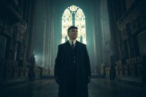 En 2013, Steven Knight lançait le clan des Peaky Blinders sur les écrans… 13 ans plus tard, leur mythique bande originale s’écoute à la bougie à Bruxelles et la liste d’attente vient d’ouvrir !