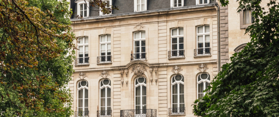 En 1920, l’un des hommes les plus riches du monde fait bâtir ce somptueux palais bruxellois ; 106 ans plus tard, l’Hôtel Lowenstein abrite les audiences publiques du Conseil d’État