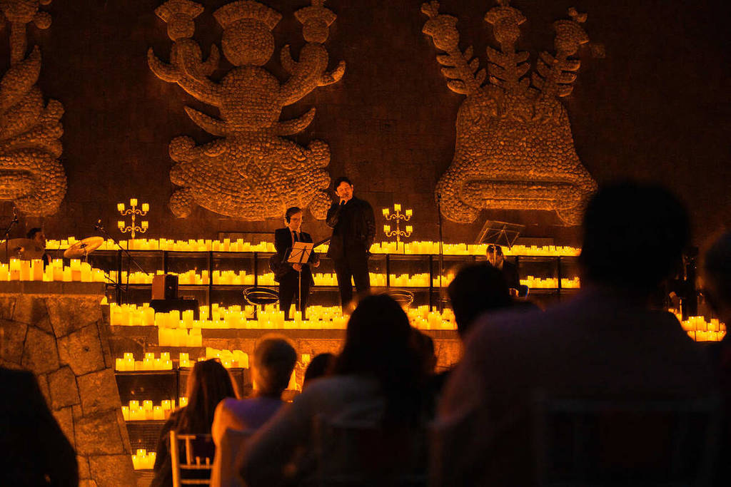 Plano general de un concierto Candlelight en el Bosque de Chapultepec en CDMX.