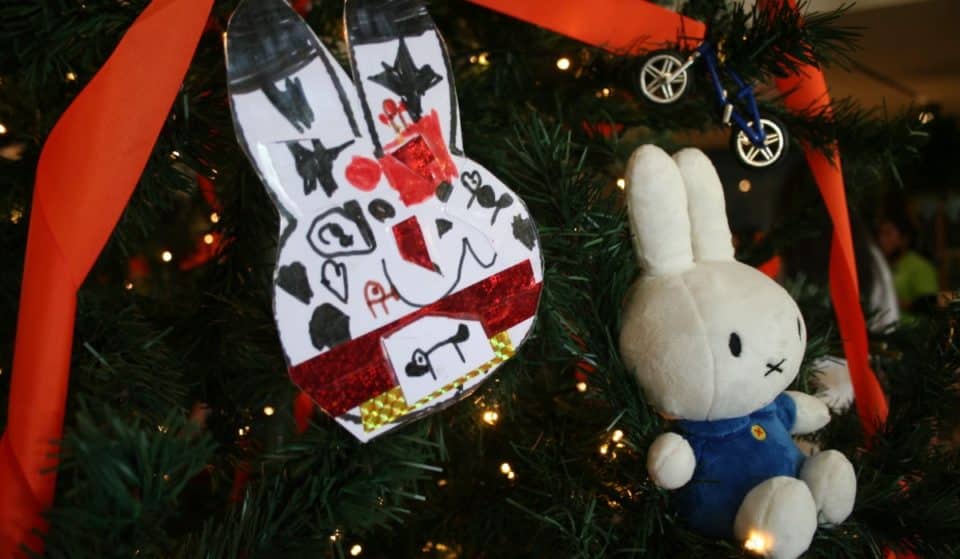 Presentan expo de árboles navideños decorados con juguetes