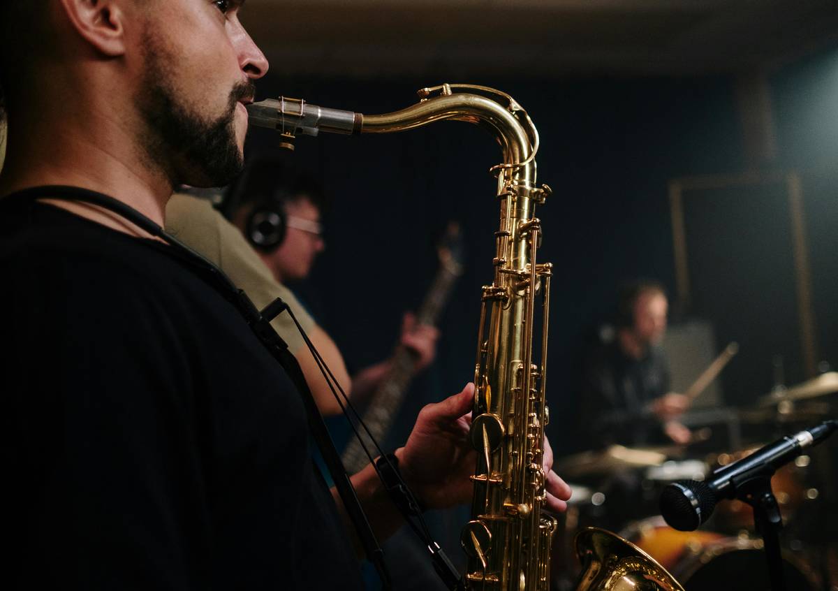 Primer plano de un músico tocando el saxofón durante un concierto de jazz