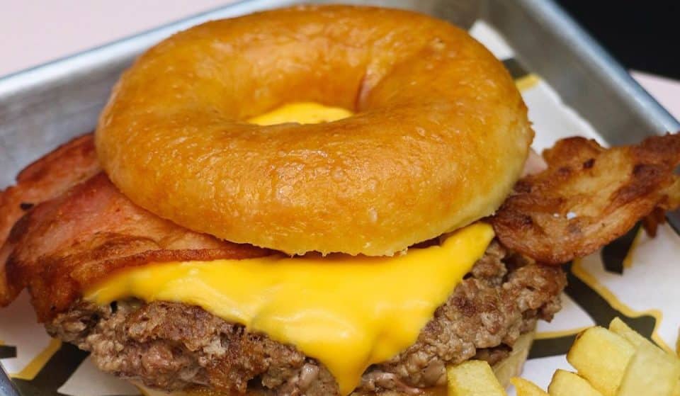¡We Love Burgers tiene una hamburguesa con dona glaseada!