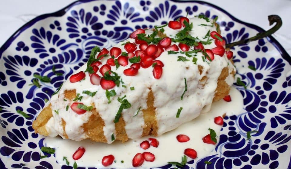 Viva México con pozole, tostadas y chile en nogada veganos