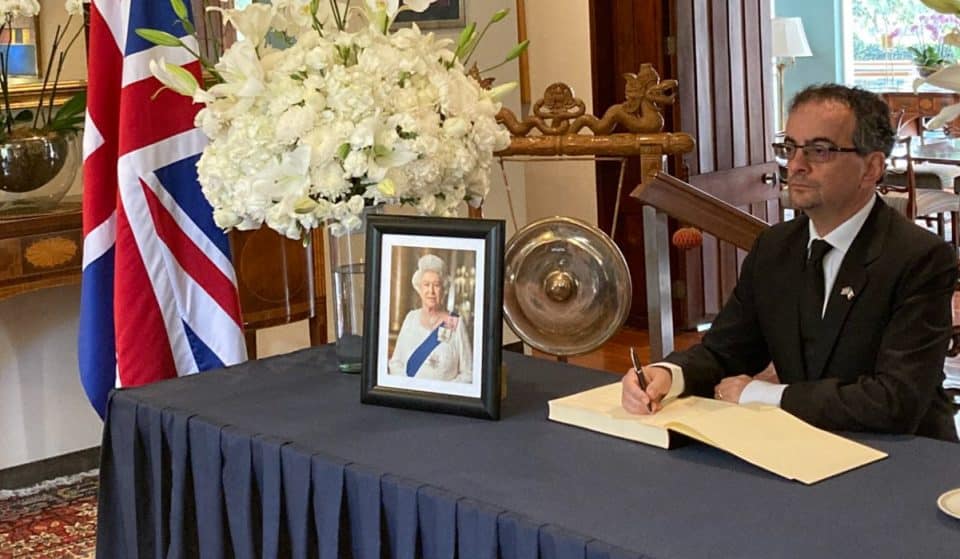 En CDMX hay un libro para enviar condolencias por Isabel II