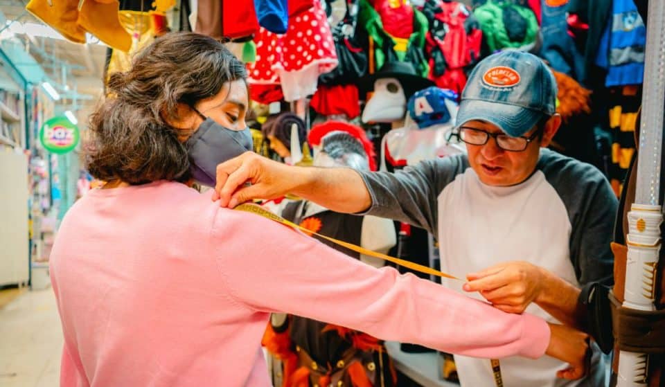 En el Mercado Portales hacen disfraces a la medida todo el año