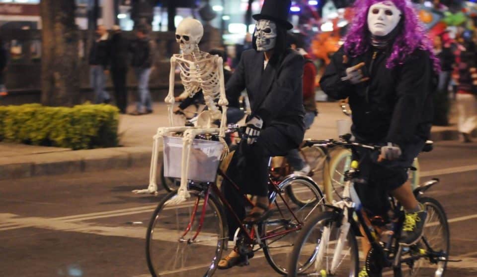 Únete al paseo nocturno de Día de Muertos en una bici retro