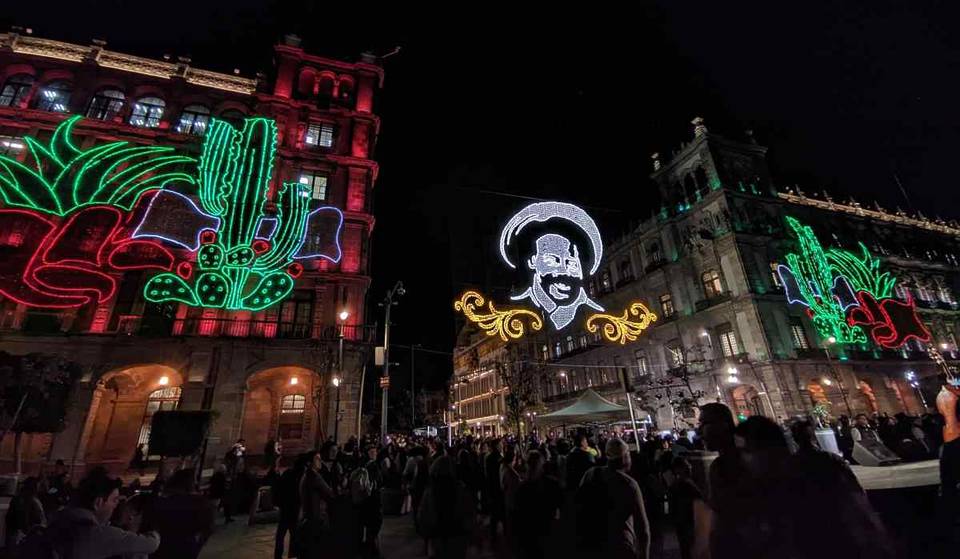 Decoran el Zócalo con motivo del aniversario de la Revolución