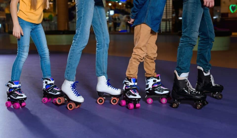 Saca los patines e ilumina la CDMX con esta rolleada neón