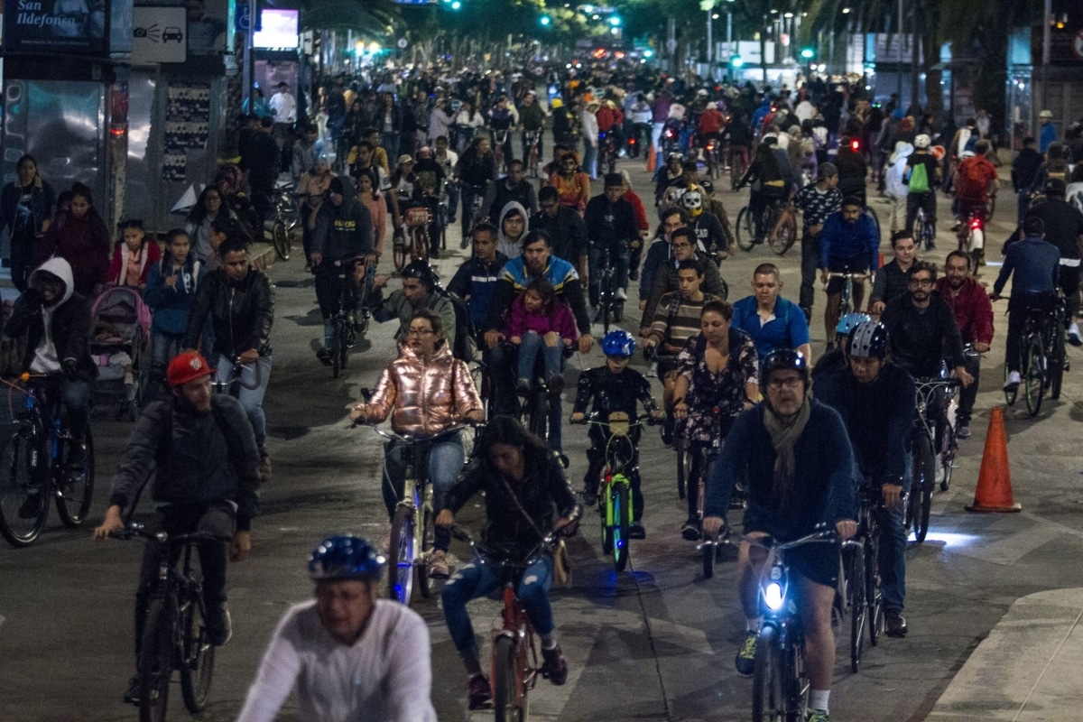 Ciclotón nocturno en Iztapalapa
