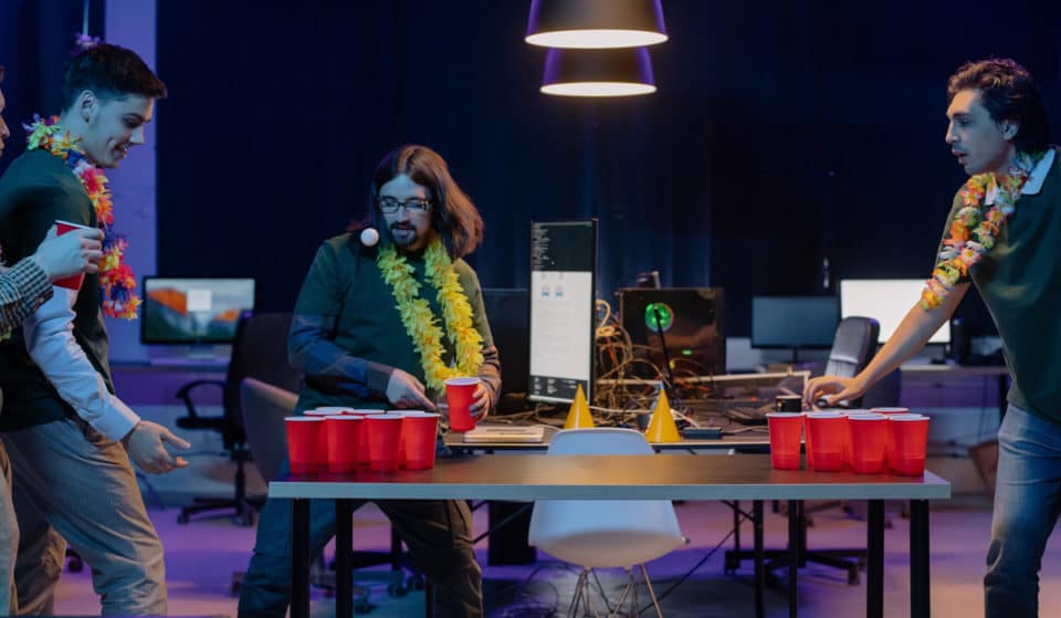 Batalla de Beer Pong en Falling Piano y Hop 2 ¿Quién dice yo?