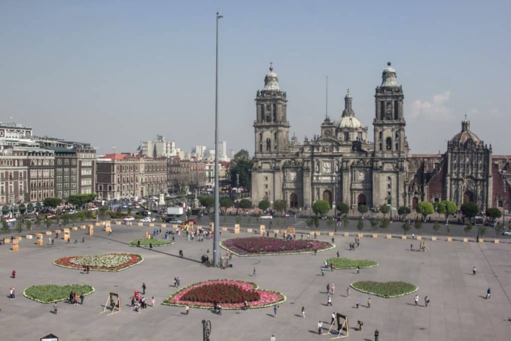 Corazones gigantes en el Zócalo