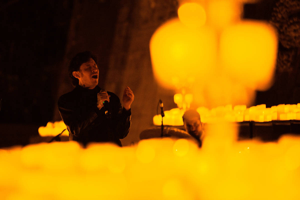Un cantante actúa en el Bosque de Chapultepec durante un concierto Candlelight.