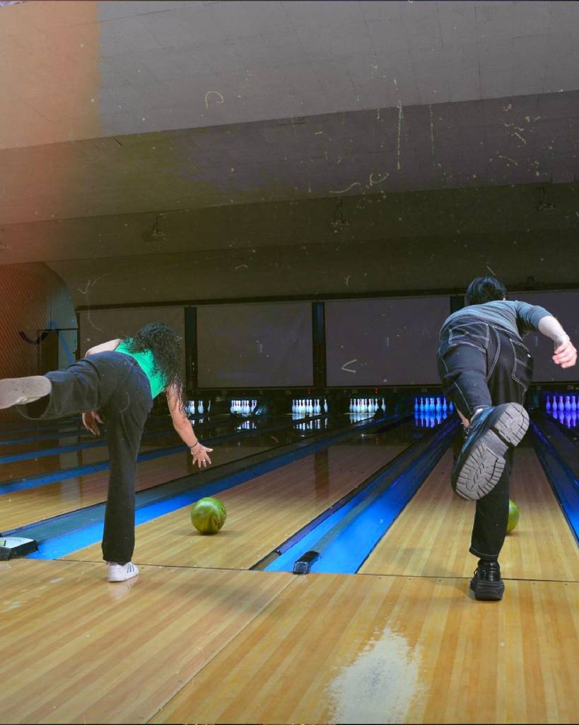 Dos personas jugando a los bolos en Bolerama Coyoacán.