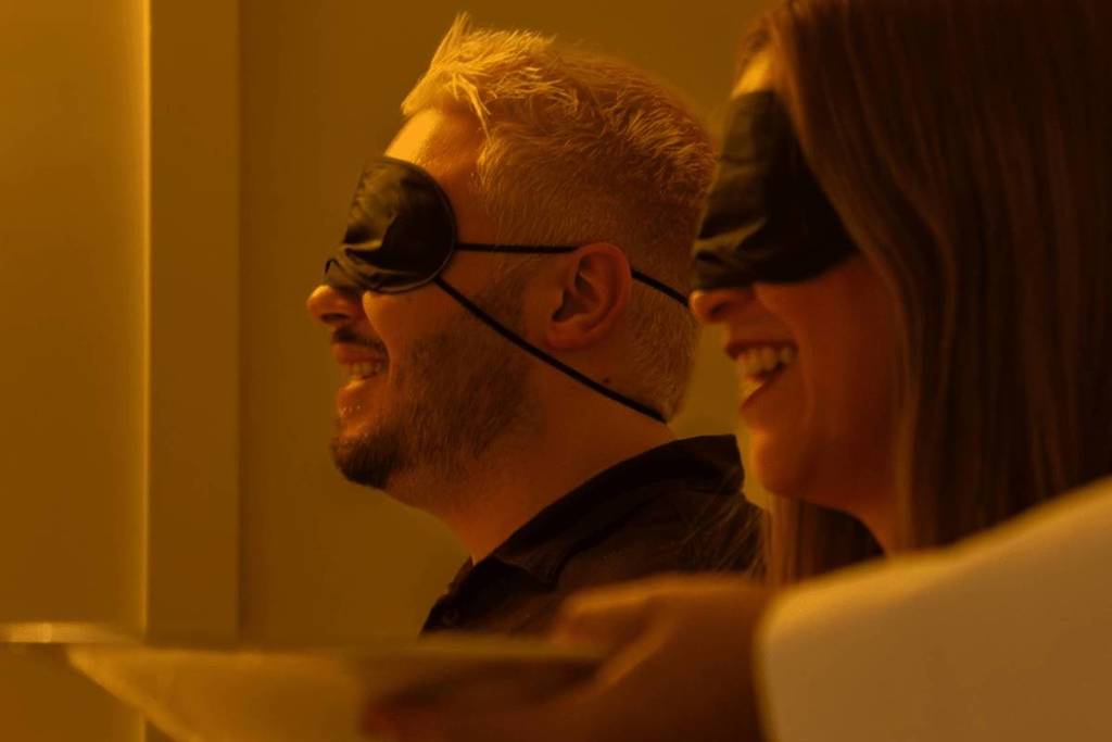 Primer plano de dos personas en Dining in the Dark.